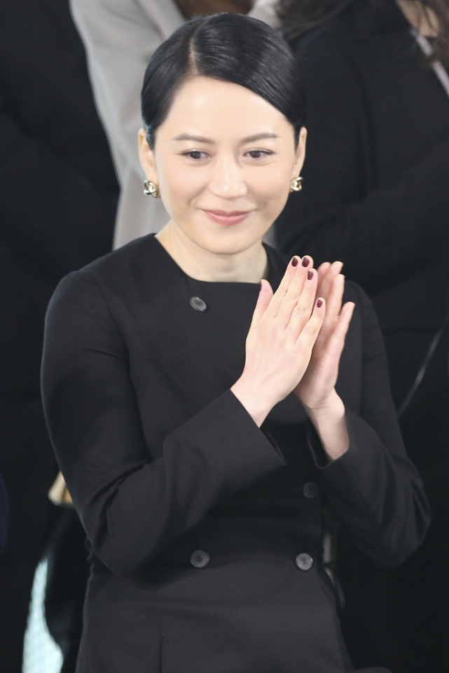 50岁俞飞鸿气质太高级,一条简约黑裙,穿出"优雅女神范"