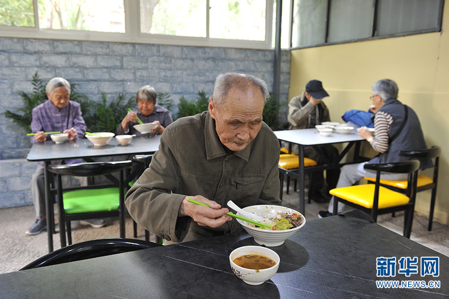 昆明市西山区爱心餐桌化解老人吃饭难问题