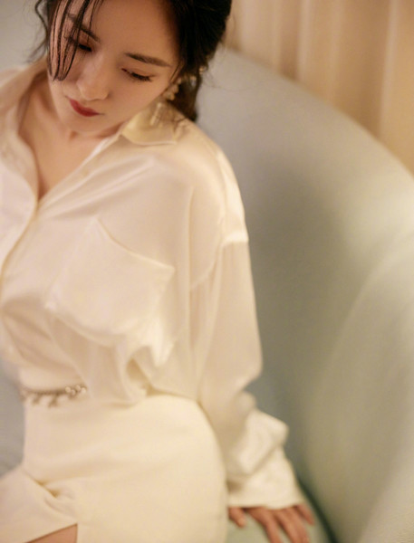 杨幂穿丝绸开衩裙大秀美腿优雅妩媚美得让人心动