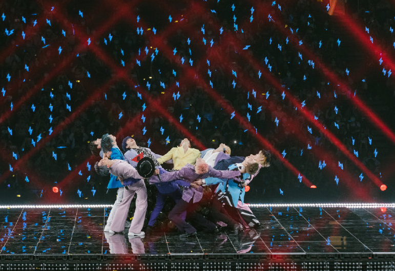 r1se毕业照全员身穿黑西服气氛严肃有谁注意到他的表情