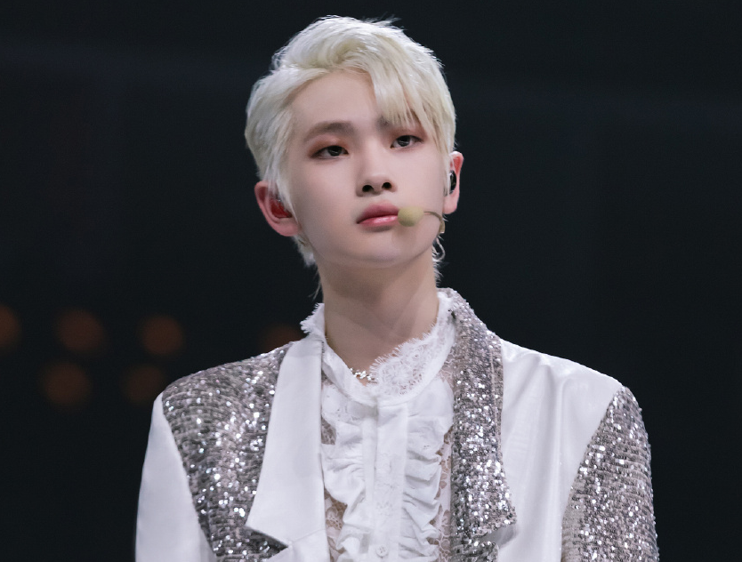 r1se毕业照全员身穿黑西服气氛严肃有谁注意到他的表情