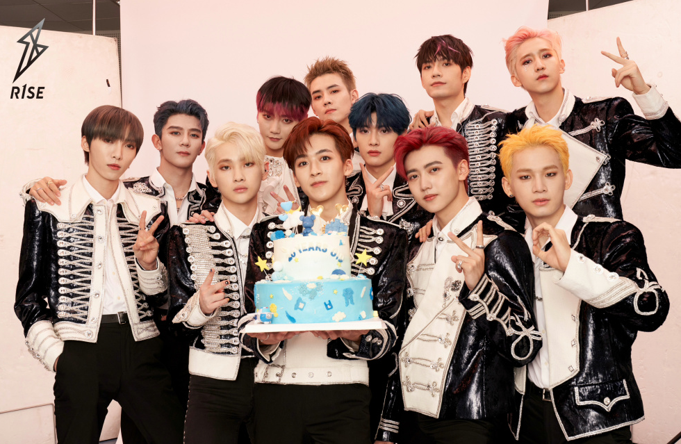 r1se毕业照全员身穿黑西服气氛严肃有谁注意到他的表情