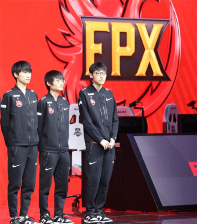 的确,fpx春季赛已经很不容易了,他们的实力还是不错的,但常规赛名次不