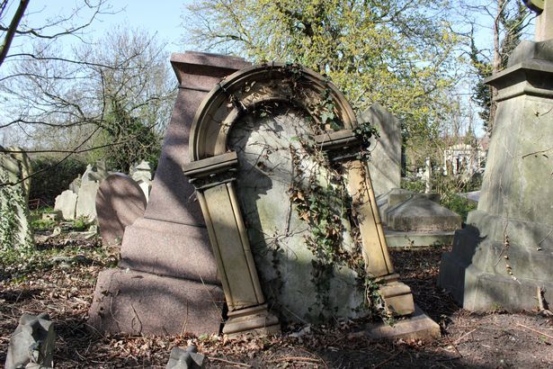 英国公墓遭严重破坏腐烂的肢体露出坟墓