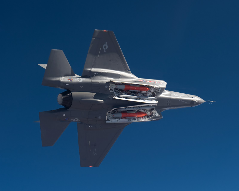 f-35弹仓的尺寸不小f35c的"野兽挂载模式"fc-31战机的体型稍小,31001