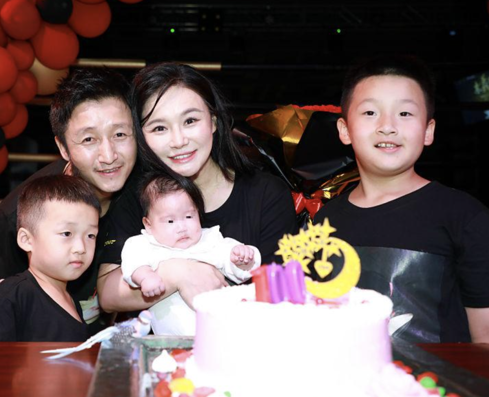 6个明星三胎家庭:张艺谋娇妻"提前完成任务",有人却近况凄凉