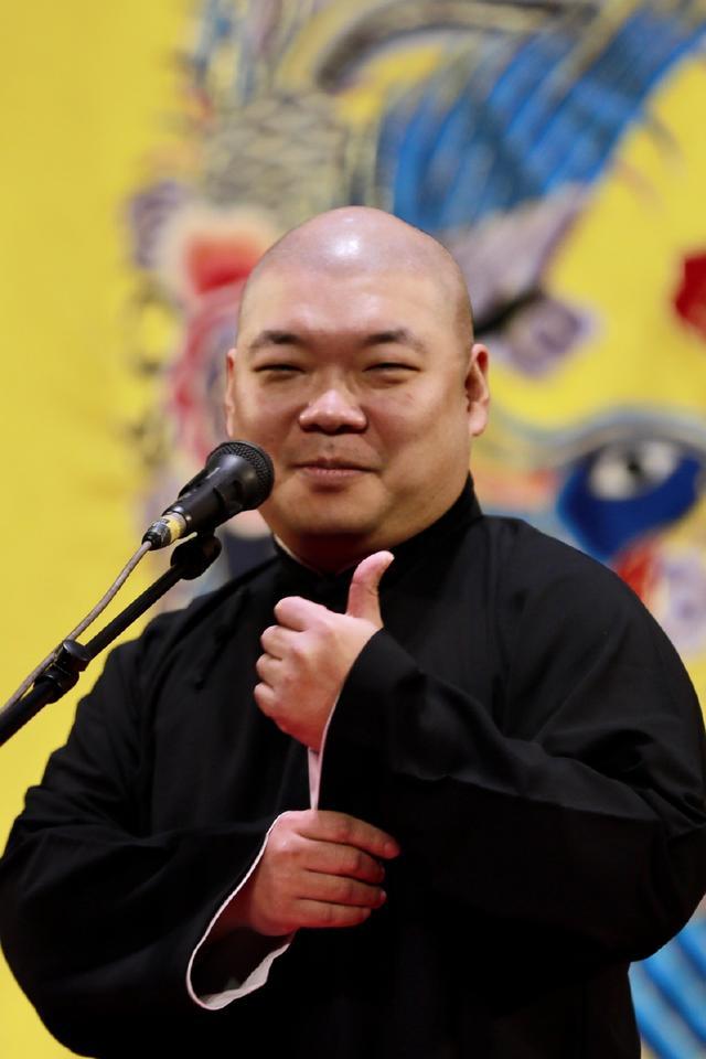 看到郎鹤炎和郎嫂互动,不少网友表示磕到了,也纷纷表示德云社演员真不