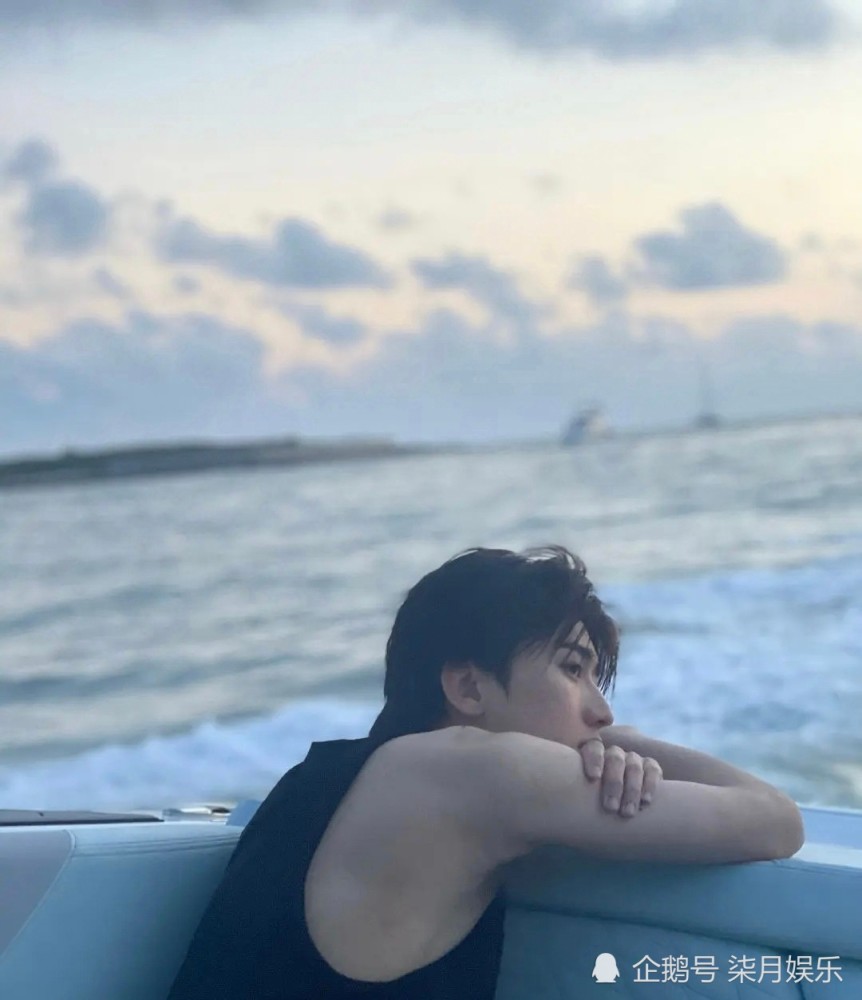 蔡徐坤晒照不忘帮黄旭熙p掉纹身不得不说真是个细心的大男孩