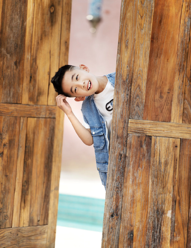 jasper拍六一写真8岁小小春长成翩翩少年玩水吹泡泡充满童趣