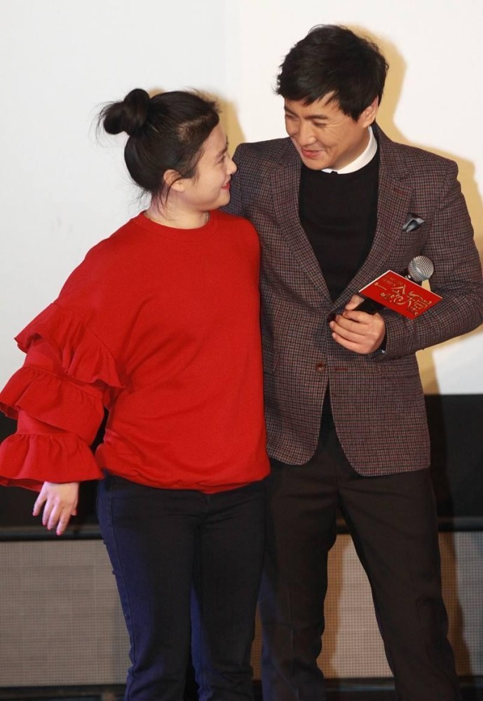 沈腾和王琦还挺有夫妻相的脸蛋看着都圆圆的穿的简单也很大气