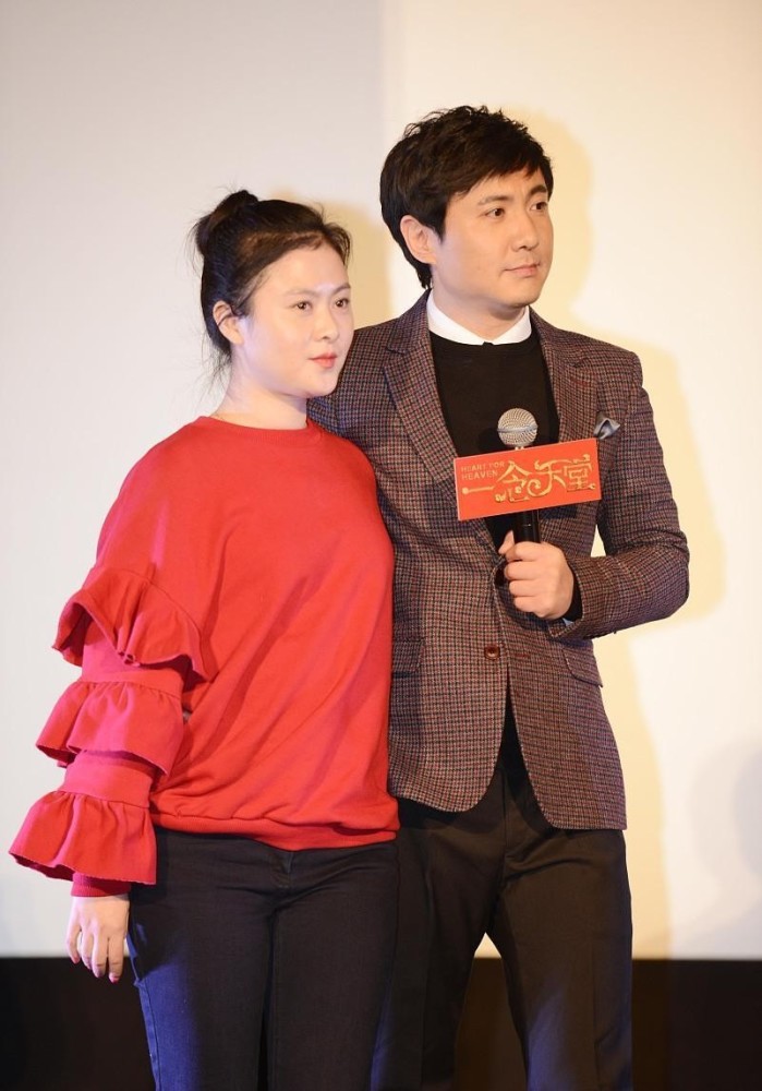 沈腾和王琦还挺有夫妻相的脸蛋看着都圆圆的穿的简单也很大气