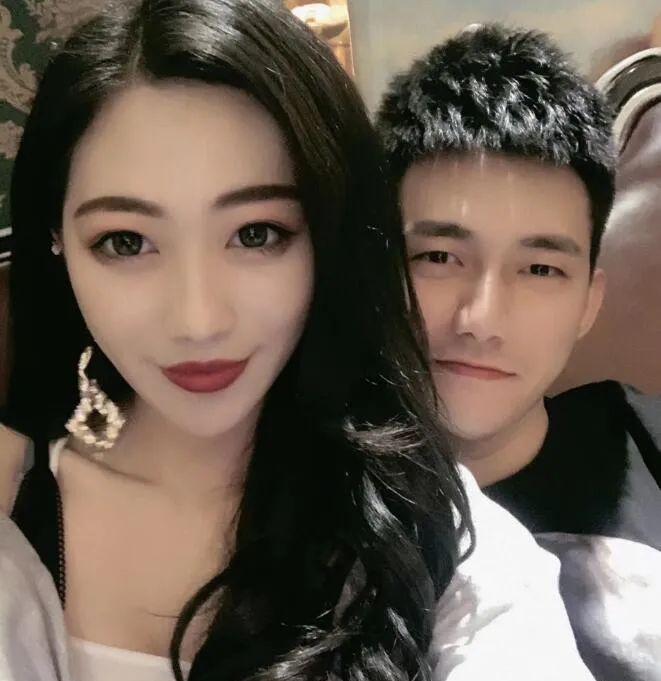 之后转会签约阿哲的心悦传媒,并且得到阿哲力捧成为yy上的一位小型"电