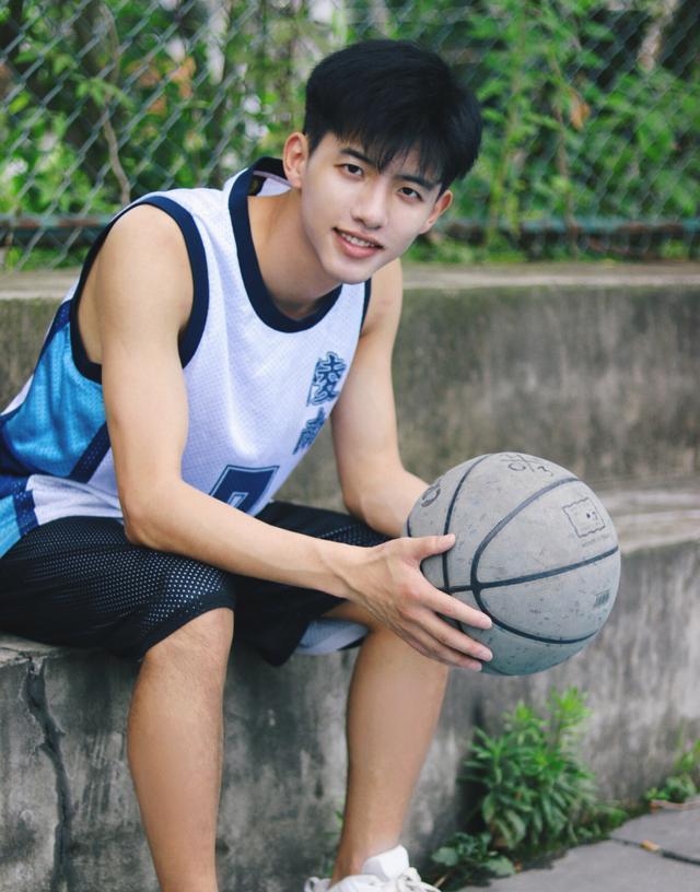 《怦然心动20岁》菲儿性格讨喜人气高,王正卓反差大,节目外更帅_腾讯