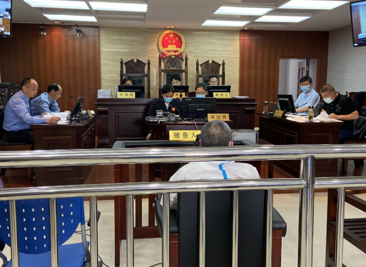 东至县人大常委会原委员章天南涉嫌受贿,滥用职权案一审开庭