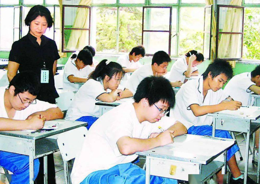 为啥监考老师一直盯着你?并非怀疑你"作弊",学生不用害怕