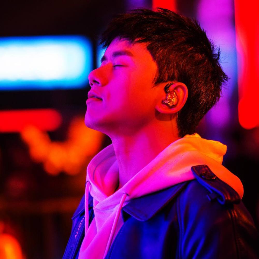 例如《这,就是爱》,《爱人啊》,《最美的太阳》等,在这些歌曲中,张杰