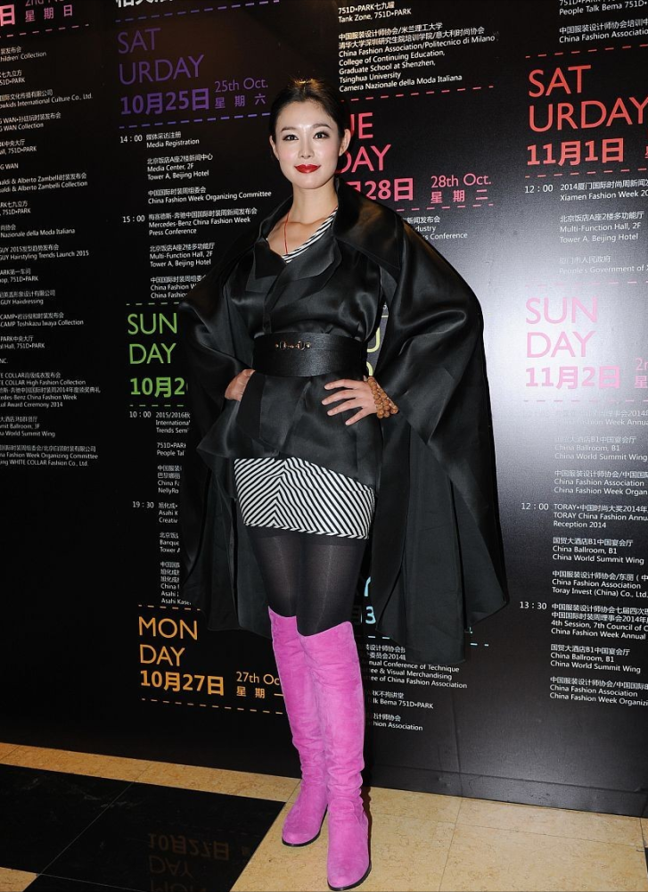 于娜挂脖透视裙穿得挺撩人身材凹凸有致不愧是模特出身