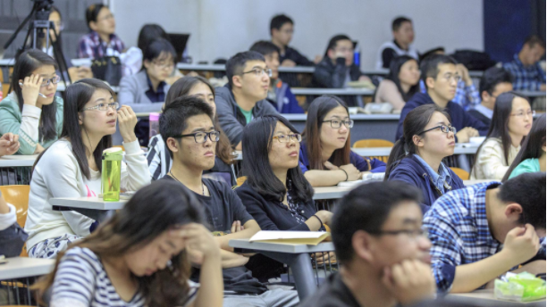 大一到大四对比照,多数大学生都日渐俊美,医学生却