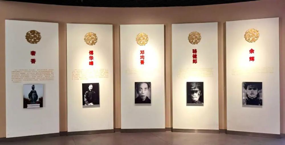 馆内伟人雕像红军时期语录小男孩儿正在给在墙壁上写"当红军去"标语的