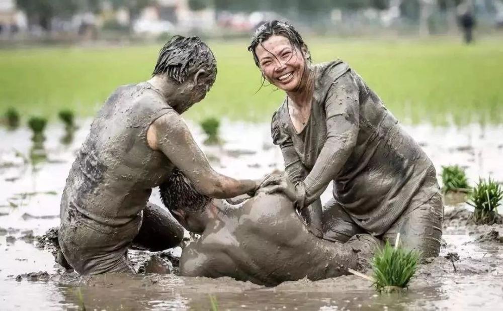 其实,打泥巴仗是起源于芒种的插秧,年轻人有着不服输的精神,所以,在