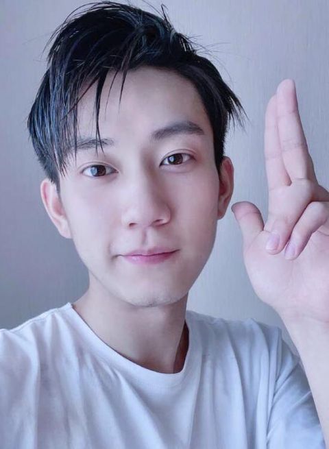 王子奇王楚然疑似恋情曝光两人牵手散步动作亲密