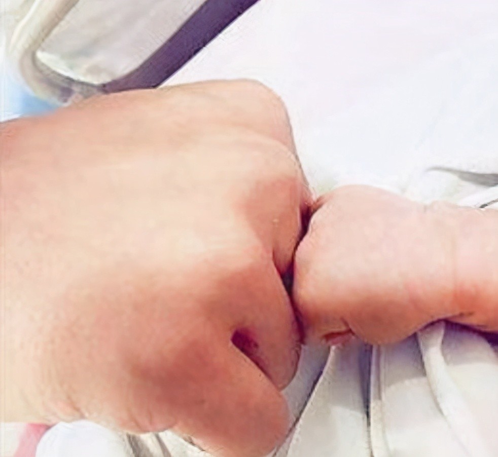 新生儿喜欢握拳手势暗示智力发育情况不宜超过这个月龄