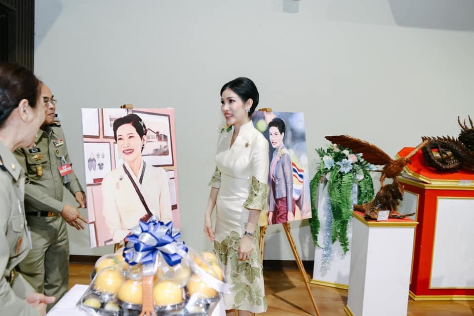 诗妮娜这身花朵白裙太好看又抢苏提达生日风头可惜小肚腩明显