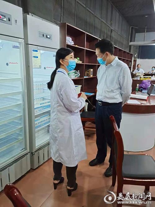 (图为市卫健委党组书记,主任罗琳视察接种点工作)