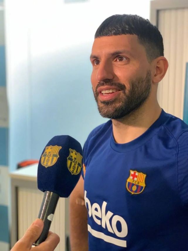 阿根廷前锋阿圭罗加盟巴萨 违约金高达1亿欧元