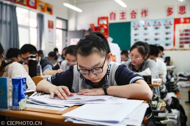 >临近高考,江苏省淮安市清江中学高三的学生抓紧时间认真复习,为高考