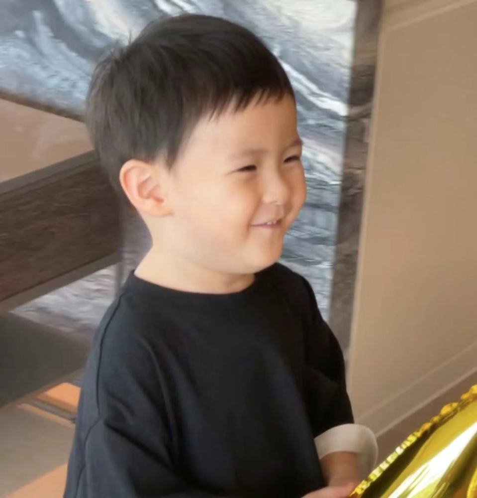 沈腾3岁儿子正面照曝光豪宅整排落地窗显奢华妻子备孕生虎妞