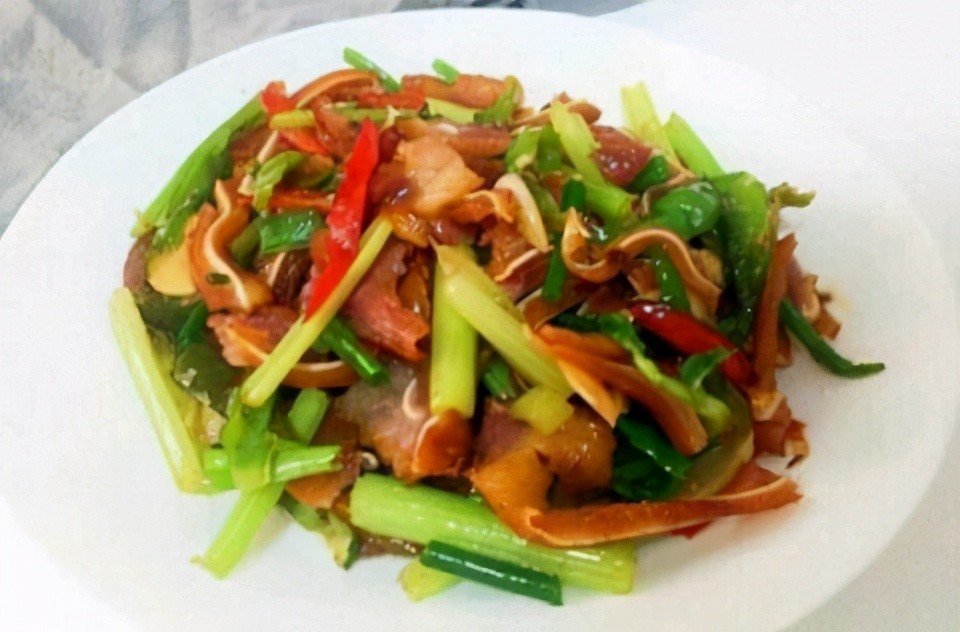 芹菜猪耳朵4.放入松仁稍炒,最后用水淀粉勾芡,炒匀即可.3.