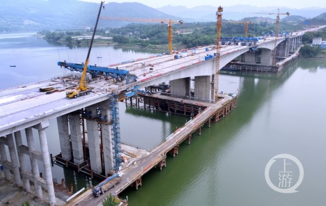合长高速公路龙溪嘉陵江特大桥单幅合龙