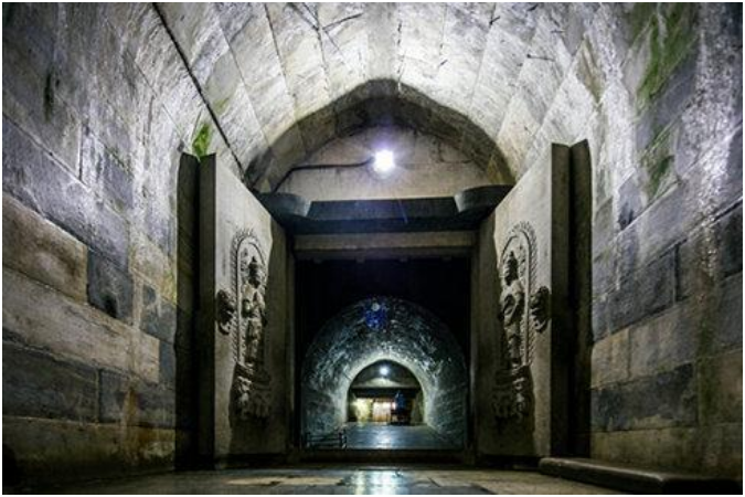 考古队挖开光绪墓,军医靠近皇后棺材才5秒钟,就跑开呕吐不止