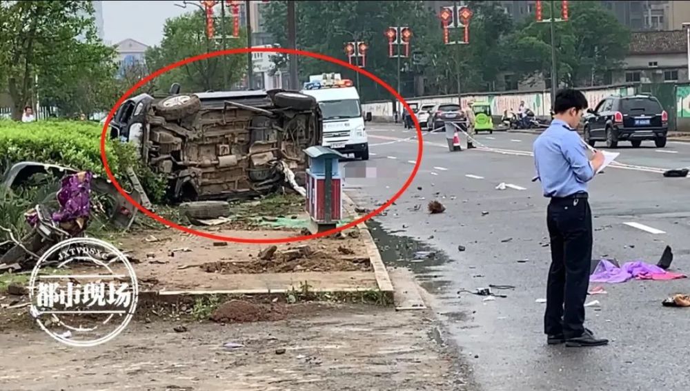 "我们等医护人员来了,民警告诉记者:一名女性则躺在道路上,一辆小车