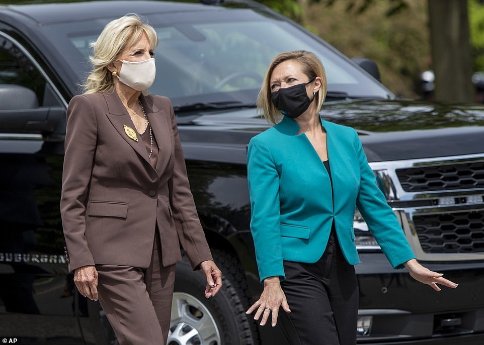 美国新第一夫人穿豹纹高跟鞋翻车了卡在地上拔不出身材确实赞