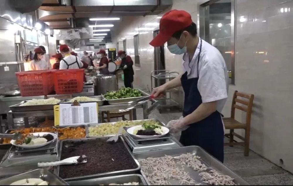 武科大食堂推出轻食受学生喜爱