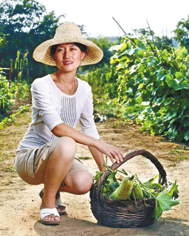 都会看到一个穿着工作服坐在大棚外面仔细摘菜的女孩,石嫣开创的农场