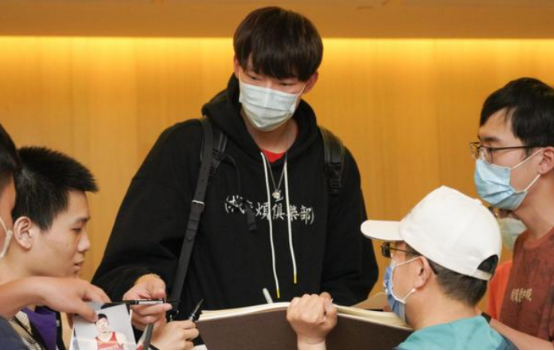 cba KB新闻体育：CBA三消息，弗格，琼斯遭哄抢，郭士强迎帮手