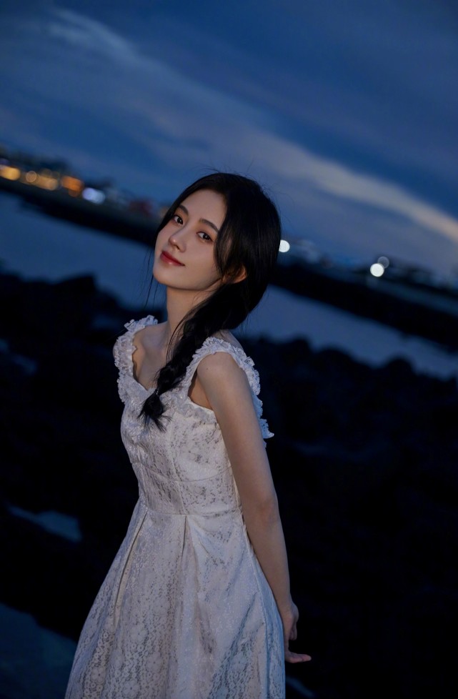 鞠婧祎轻松挑战多种白色系造型美得十分独特照着学绝对不亏