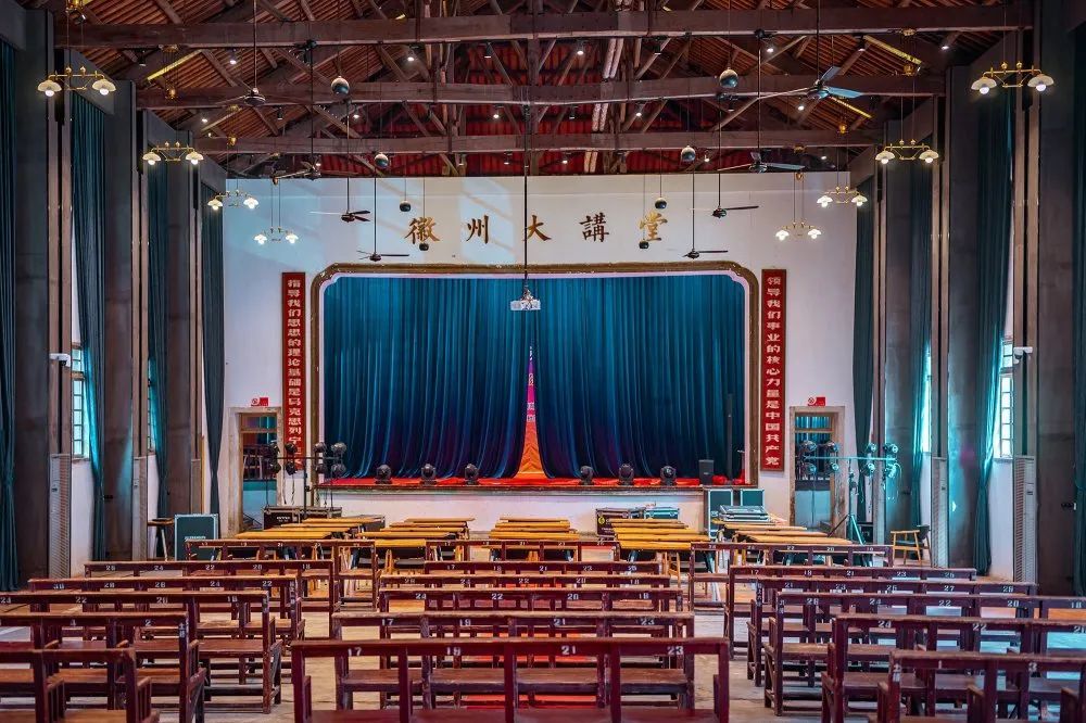 园区中标志性建筑是建于1956年,面积1000多平方米的大礼堂,作为文旅