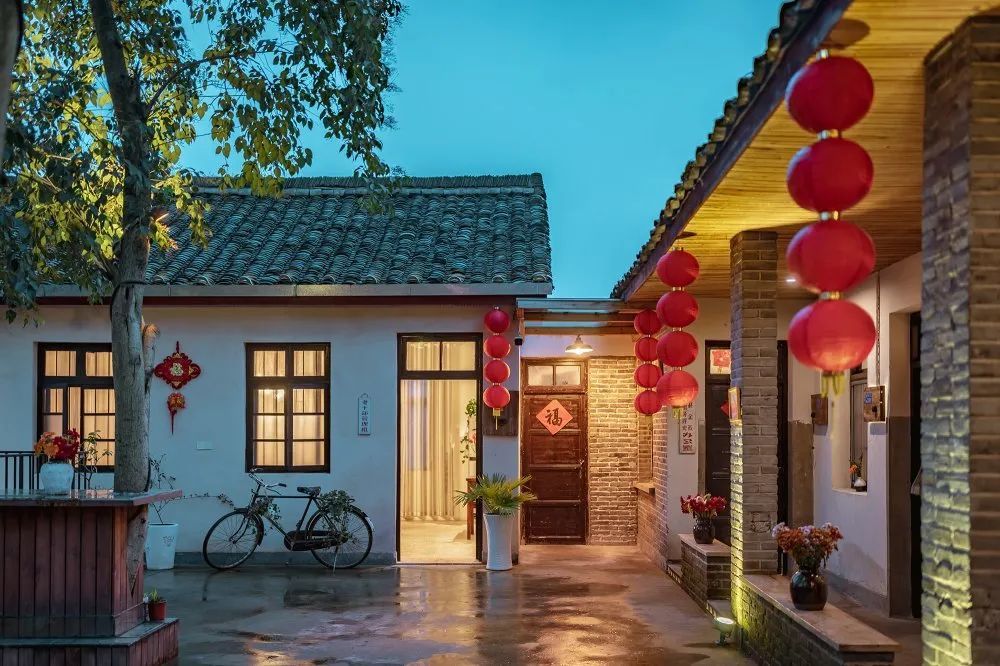 老县委大院记忆馆此外,大院中的部分旧楼被改建成民宿酒店,平房则成