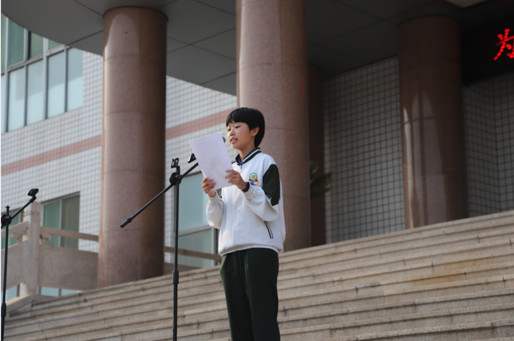 庄严的升旗仪式后,学生代表发言,字里行间,抑扬顿挫无不表达了对学校