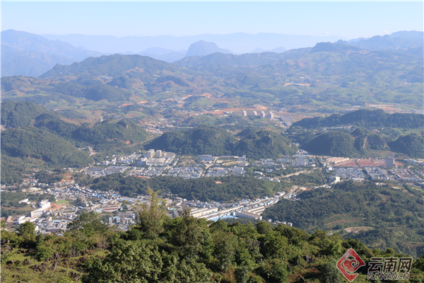 从刺树丫口村俯览镇康县城借着旅游开发的春风,2019年,占尽天时地利的