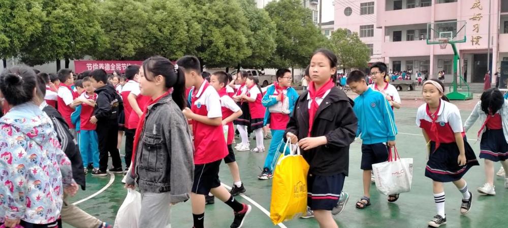 校园创建,5月27日,张金镇组织开展"一张纸献爱心活动"走进张金小学