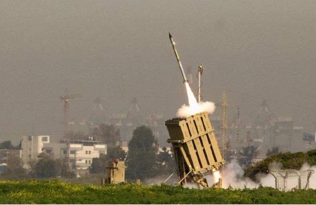 图为正在拦截火箭弹的以色列铁穹系统