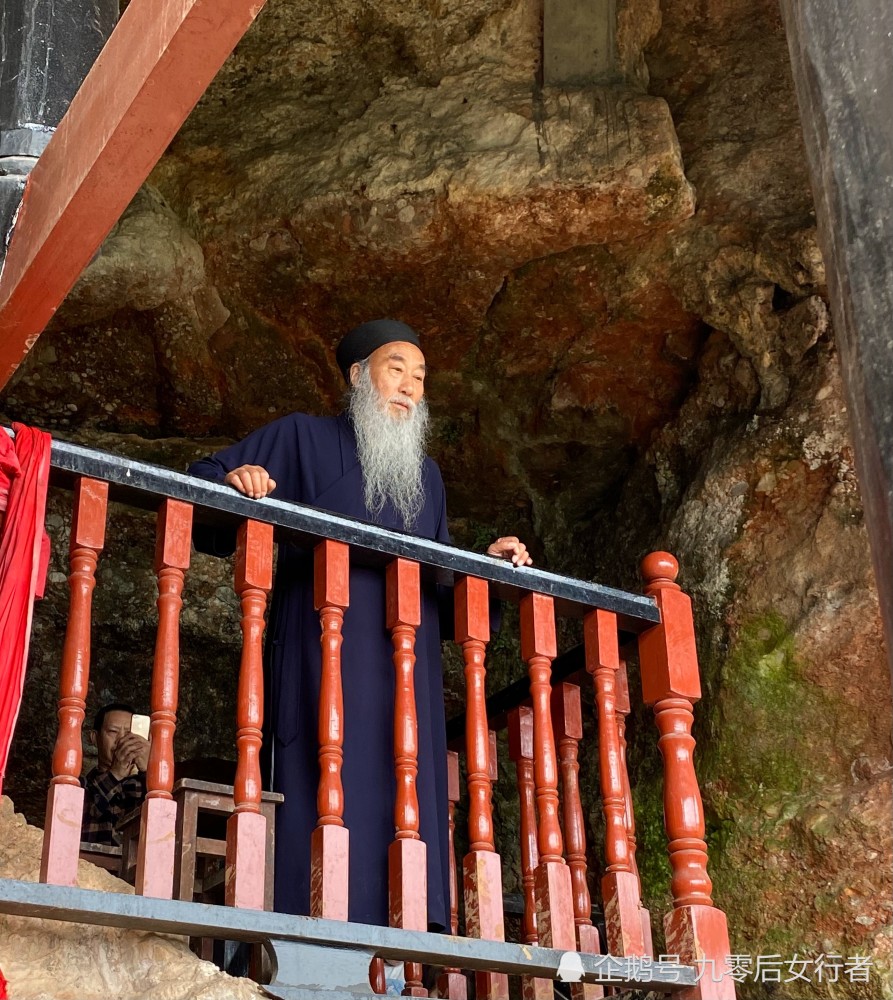 访鹤鸣山天谷洞,位于深山悬崖上深不可测,曾是历代高道修炼之地