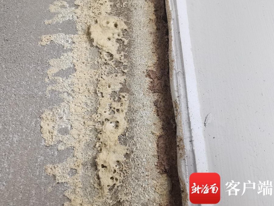 别墅内门框处曾被白蚁蛀坏的痕迹.