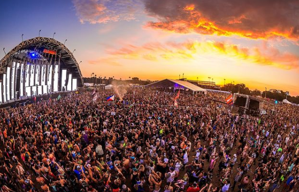 这不正是疫情前的电音节画面吗