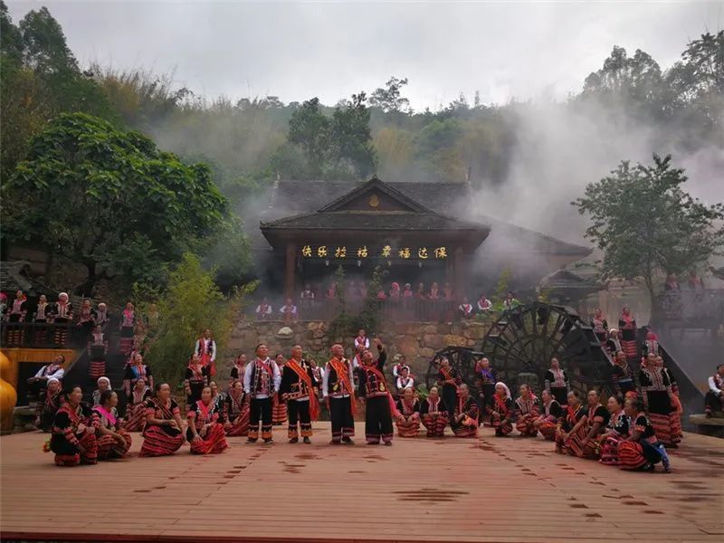 关注李娜倮与老达保获全国两优一先表彰为我们身边的榜样点赞